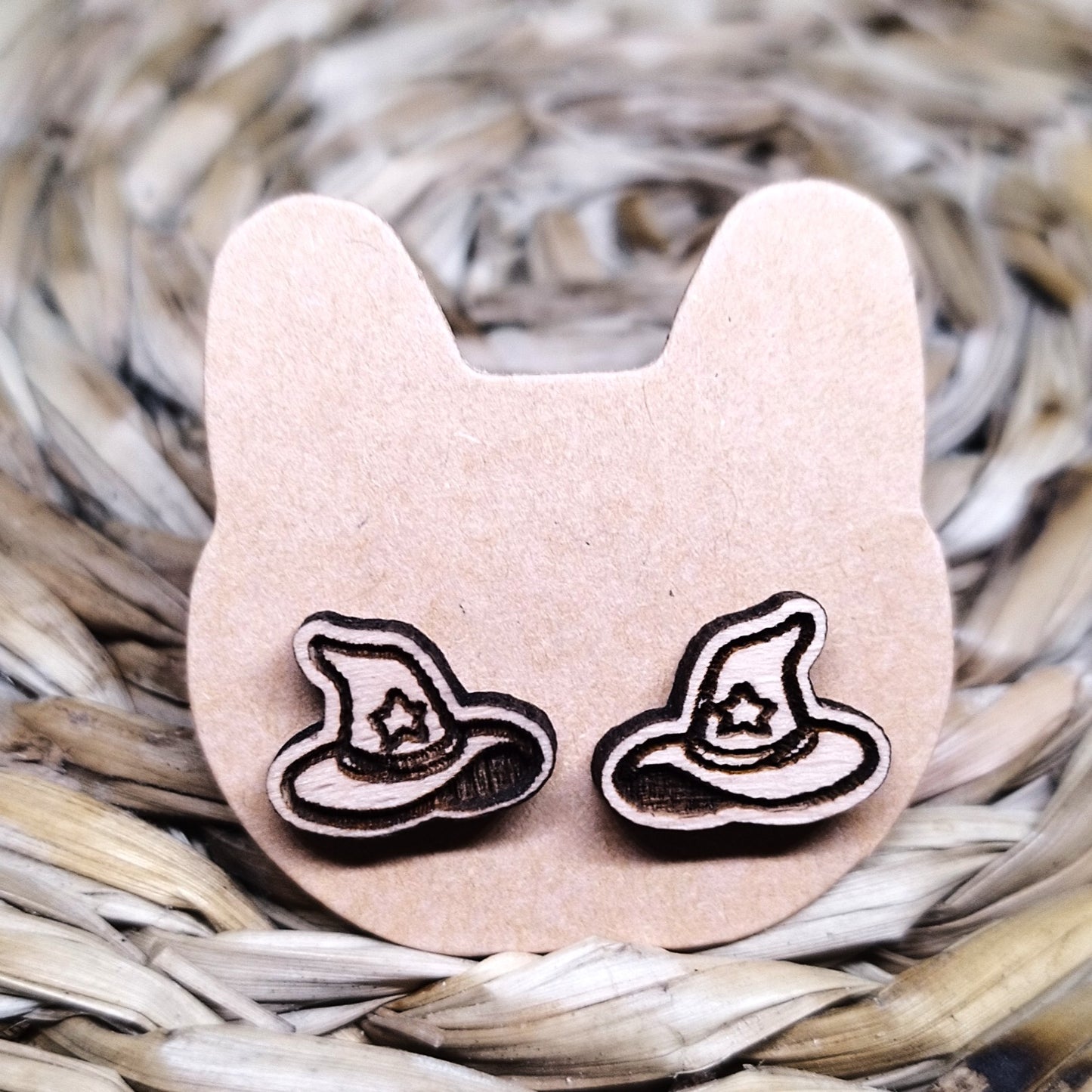 PENDIENTES DE MADERA CON SOMBRERO DE BRUJA