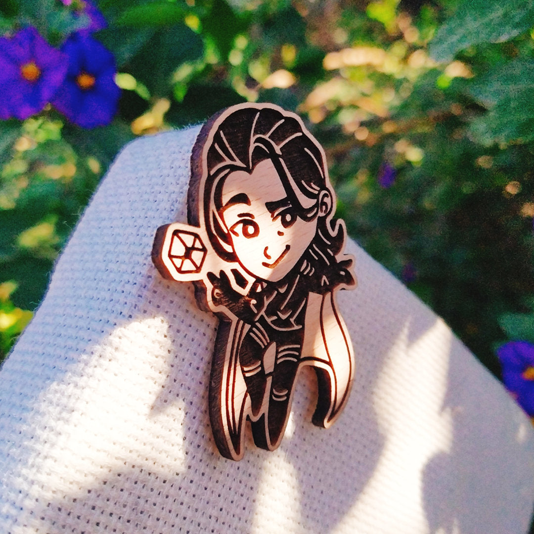 PIN DE MADERA DE LOKI