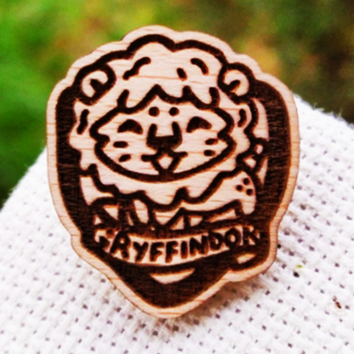 BRAVE LION HOUSE WOOD PIN