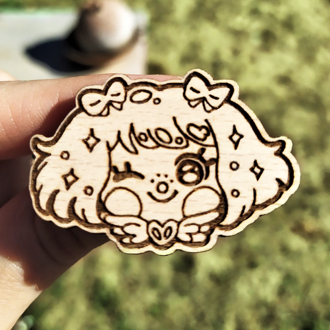 PIN DE MADERA DE NIÑA KAWAII