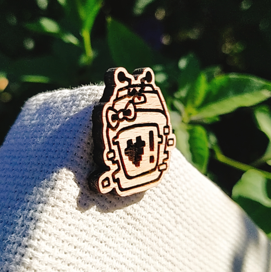 KAWAII TV HEAD WOOD PIN