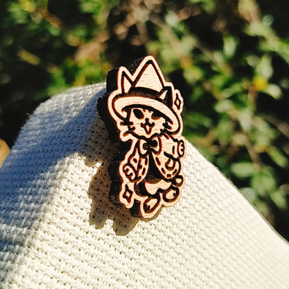 PIN DE MADERA DE GATO MAGO